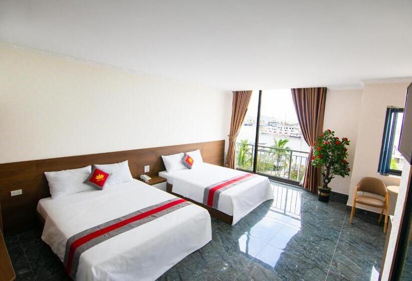 اتاق لوکس با چشمانداز دریا, Camellia Tuan Chau