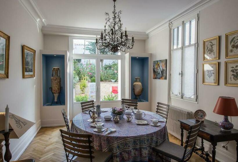 Pokój Standard, Room In Guest Room This 10th Century Home Sits In An Extraordinary Setting In The Center Of Orlean