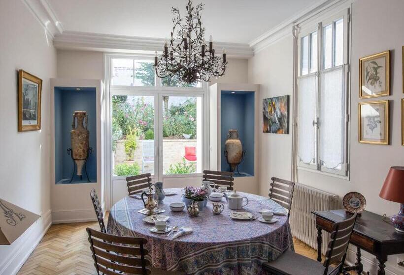 Pokój Standard, Room In Guest Room This 10th Century Home Sits In An Extraordinary Setting In The Center Of Orlean