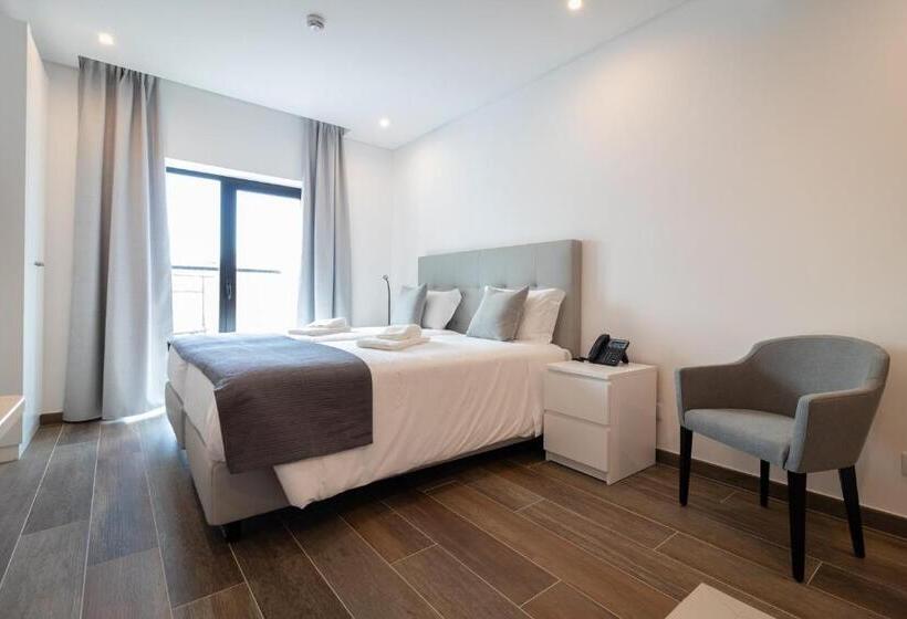 استودیو استاندارد با بالکن, Roots