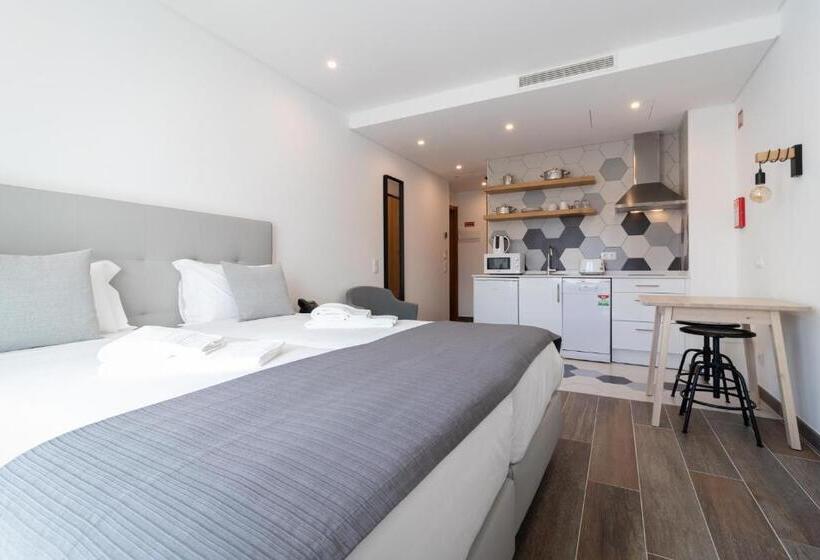 استودیو استاندارد با بالکن, Roots