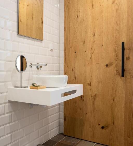 آپارتمان 1 خوابه با تراس, Roots