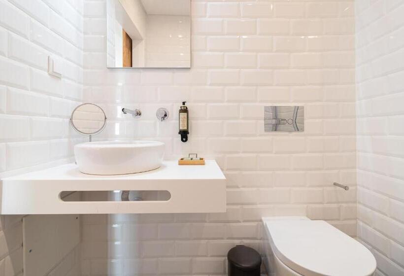 آپارتمان 1 خوابه, Roots