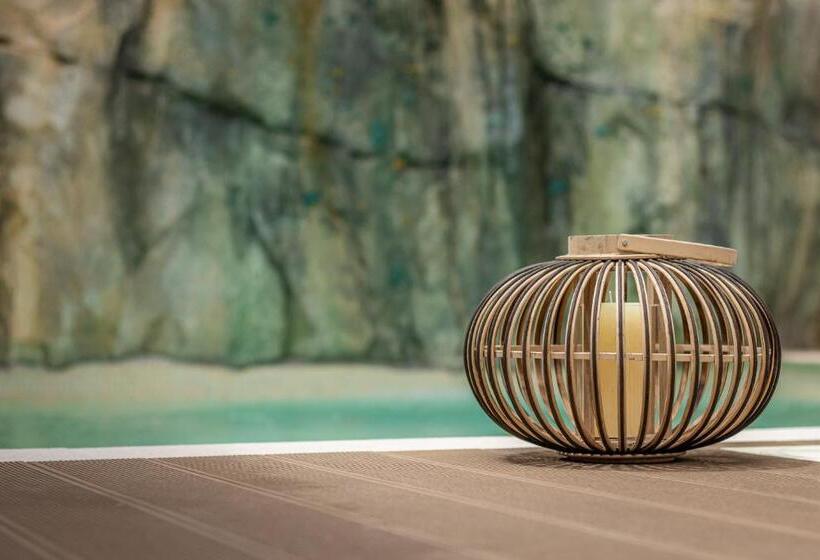 آپارتمان 1 خوابه, Roots