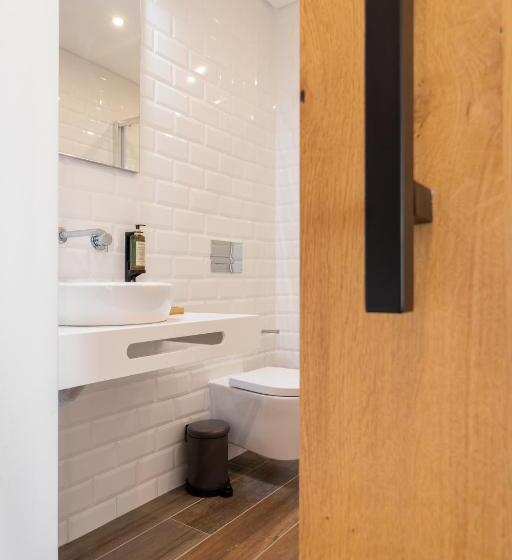 استودیوی استاندارد, Roots