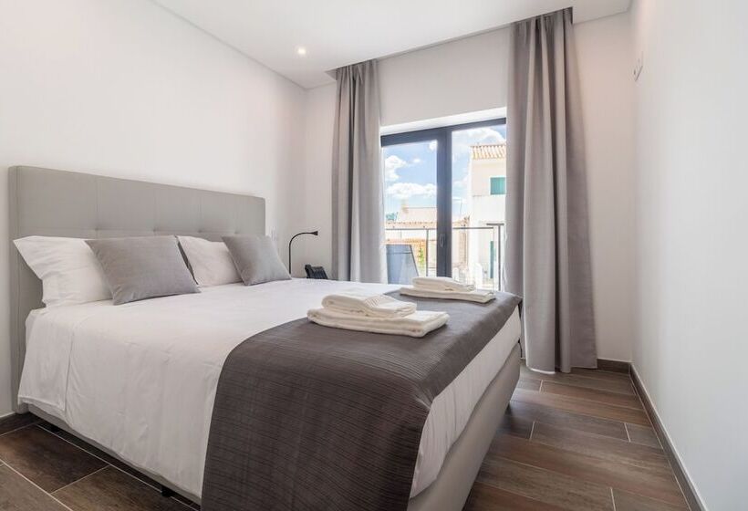 آپارتمان 1 خوابه, Roots