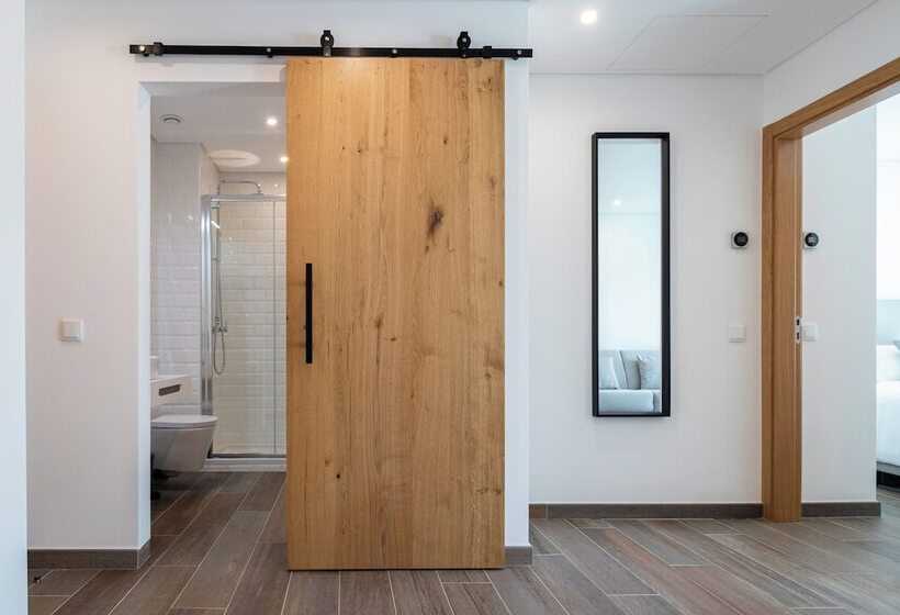 آپارتمان 1 خوابه, Roots