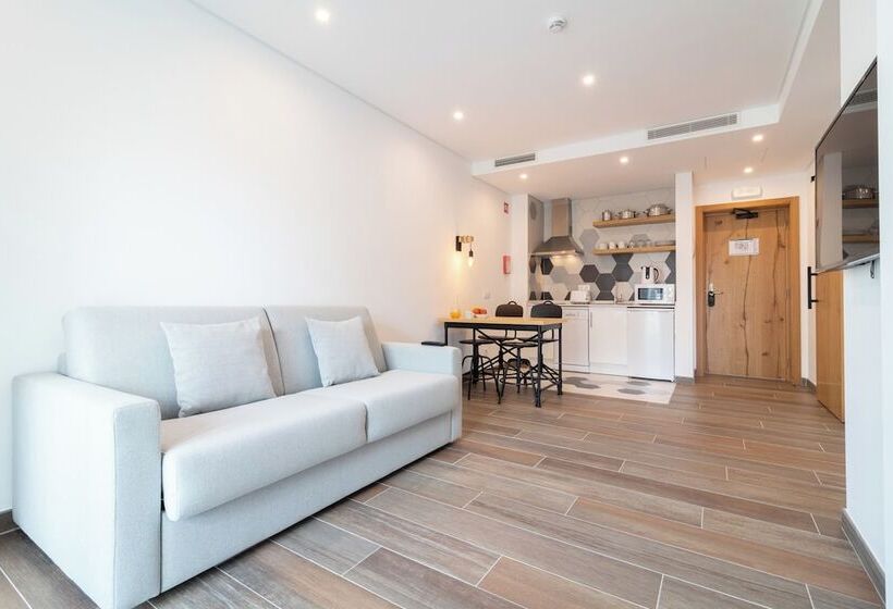 آپارتمان 1 خوابه, Roots