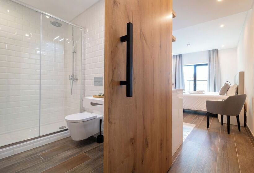 استودیو استاندارد با بالکن, Roots