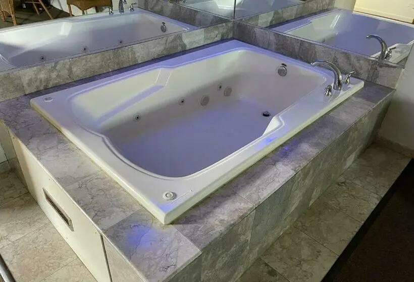 キングサイズベッドのスイートルーム, Vibe Inn   Whirlpools Suites   Lyons