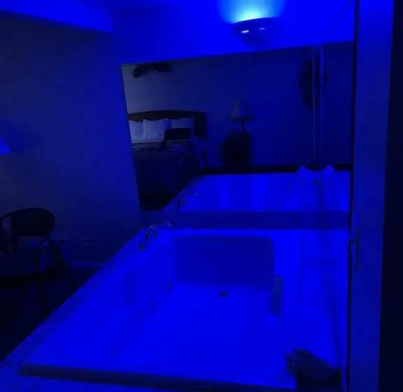 キングサイズベッドのスイートルーム, Vibe Inn   Whirlpools Suites   Lyons
