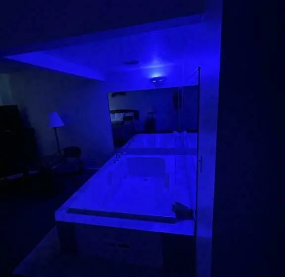 キングサイズベッドのスイートルーム, Vibe Inn   Whirlpools Suites   Lyons