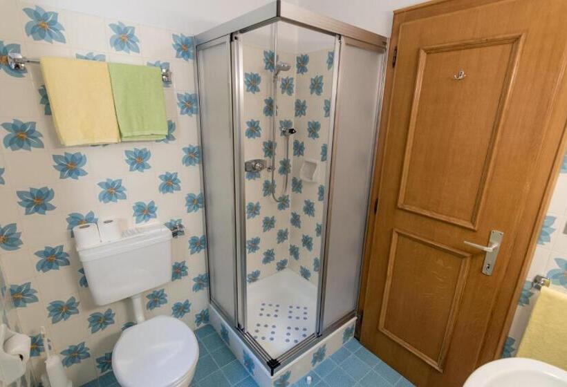 ガーデンビュースタンダードルーム, Garni La Vara