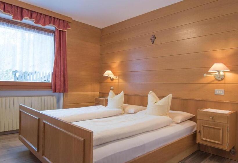 ガーデンビュースタンダードルーム, Garni La Vara