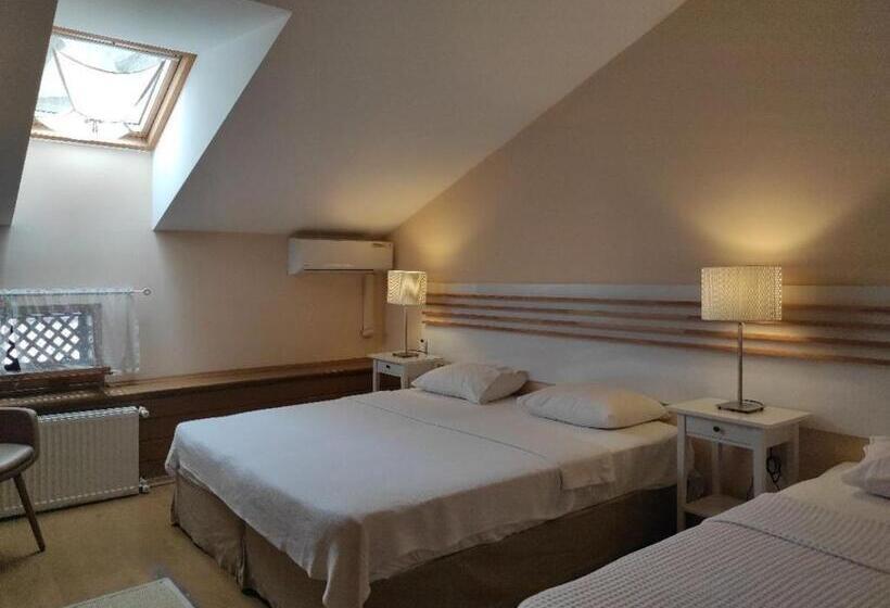 חדר דלוקס לשלושה, Camlihemsin Tasmektep