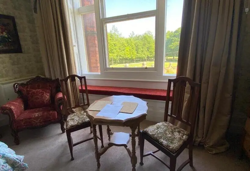 سوئیت جونیور با چشم‌انداز باغ, Rossington Hall