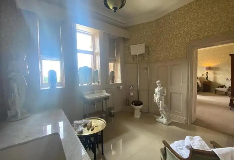 اتاق لوکس با تخت بزرگ, Rossington Hall