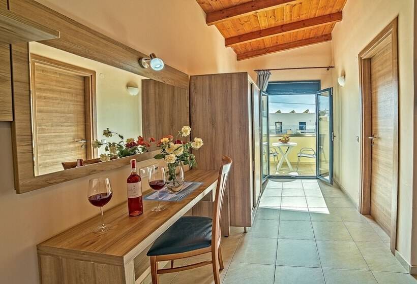 스탠다드 트리플 룸 풀장 전망, Blue Aegean Hotel & Suites