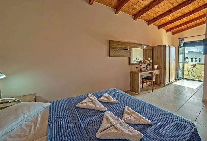 Standard Kolmen Hengen Huone Allasnäkymä, Blue Aegean Hotel & Suites