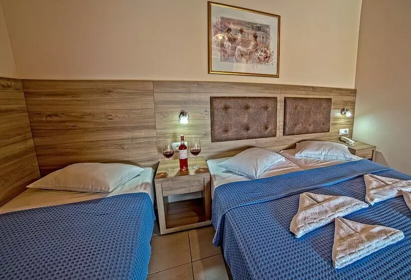 Standard Kolmen Hengen Huone Allasnäkymä, Blue Aegean Hotel & Suites
