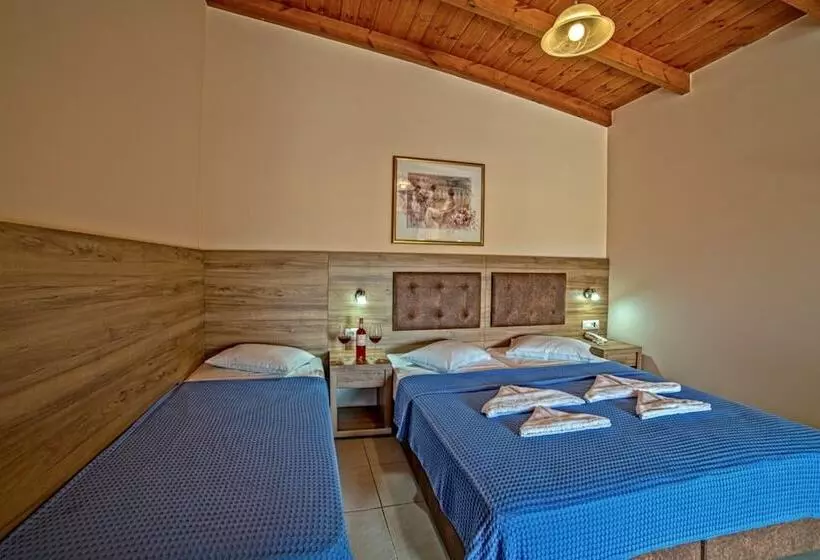 Standard Kolmen Hengen Huone Allasnäkymä, Blue Aegean Hotel & Suites