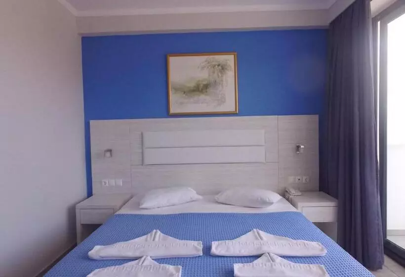 Standard Kolmen Hengen Huone Allasnäkymä, Blue Aegean Hotel & Suites