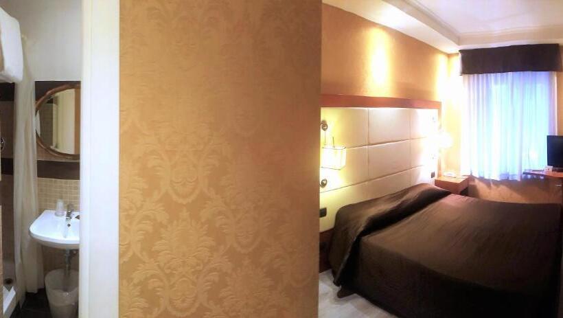 חדר סטנדרט לשלושה, 939