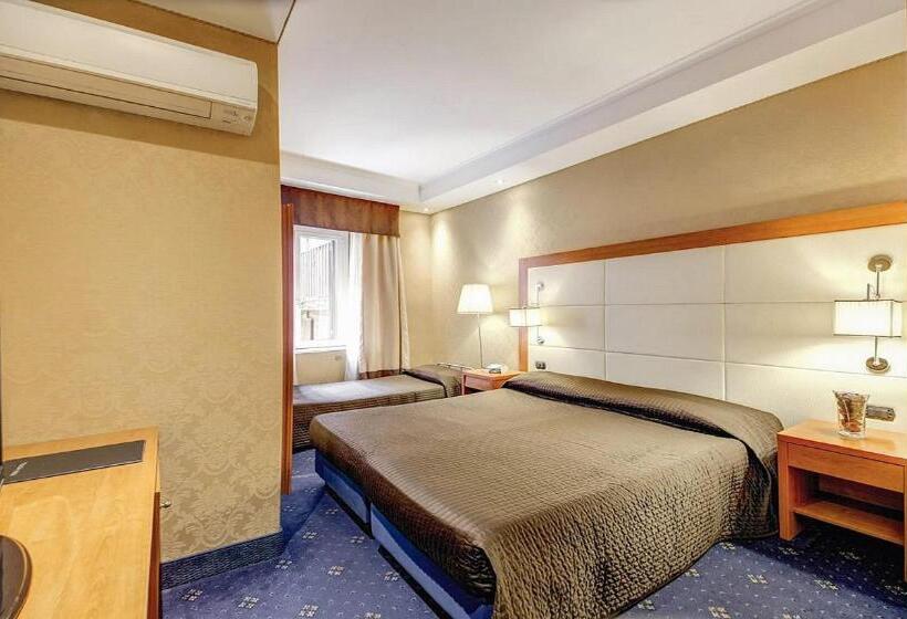 חדר סטנדרט לשלושה, 939