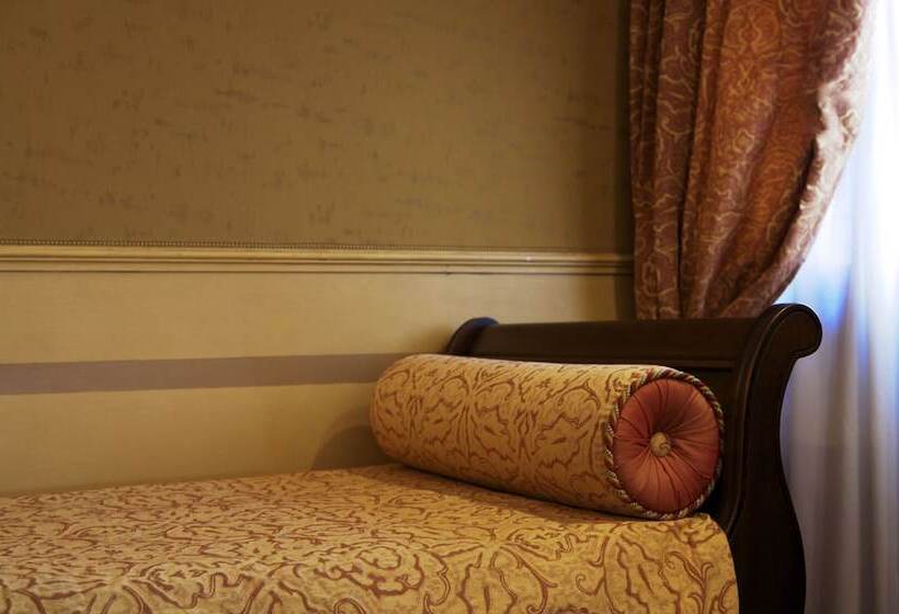 Deluxe Room, Al Codega