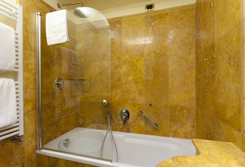 Deluxe Room, Al Codega