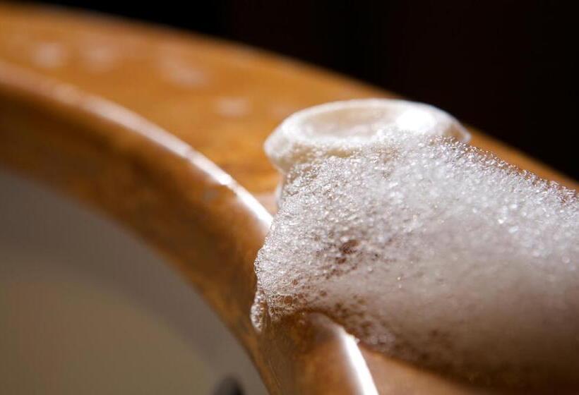 Deluxe Room, Al Codega