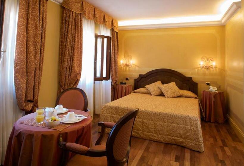 Deluxe Room, Al Codega