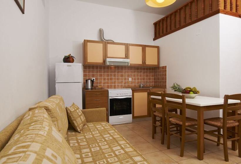标准工作室, Iapetos Village