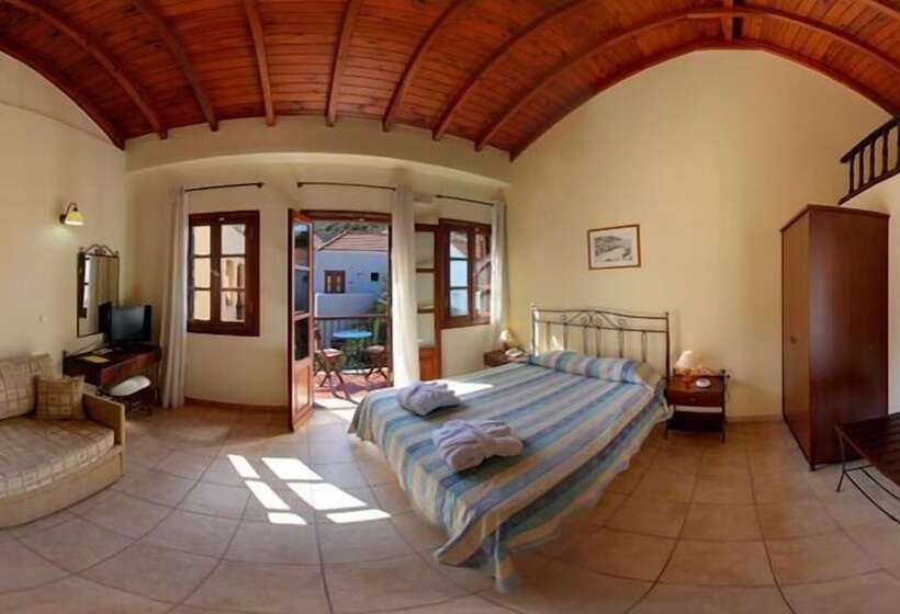 标准间, Iapetos Village