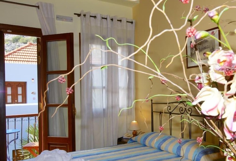 标准间, Iapetos Village