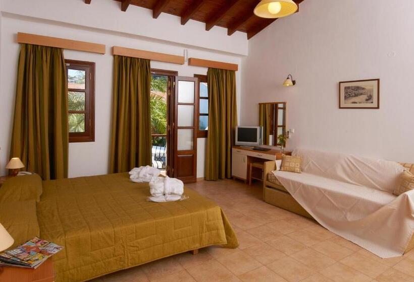 复式房间, Iapetos Village