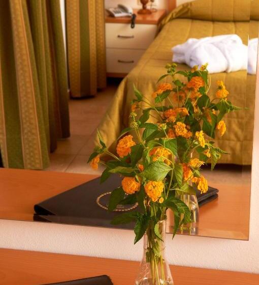 复式房间, Iapetos Village