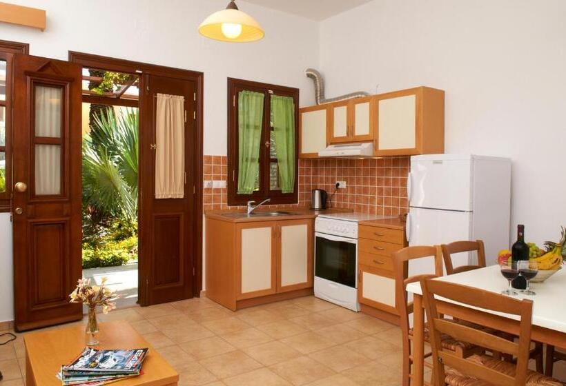 复式房间, Iapetos Village