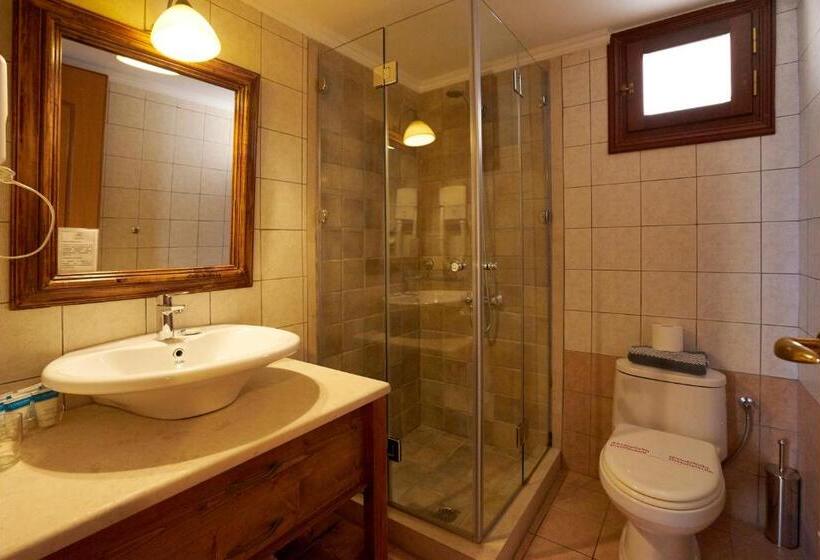 复式房间, Iapetos Village