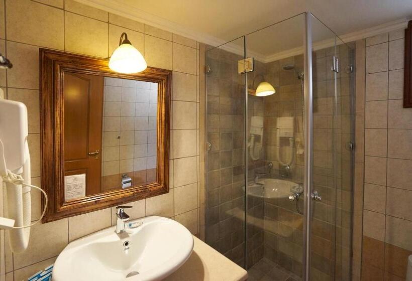 复式房间, Iapetos Village