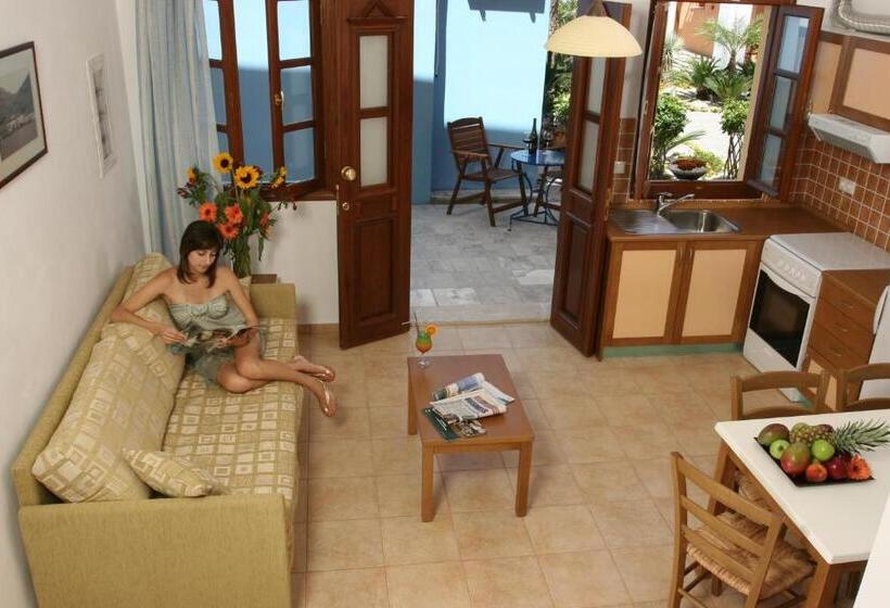 复式房间, Iapetos Village