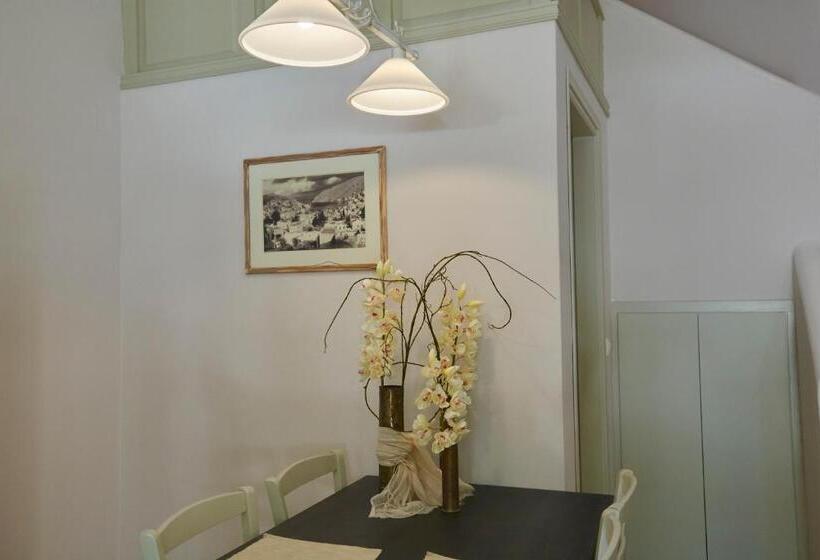 主人套房, Iapetos Village