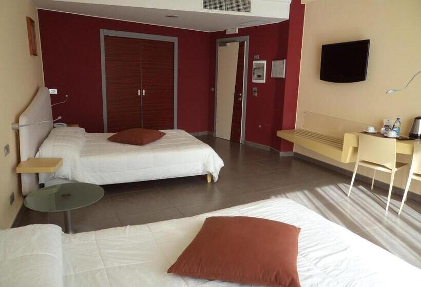 带2个双人床的标准工作室, Ibis Styles Catania Acireale