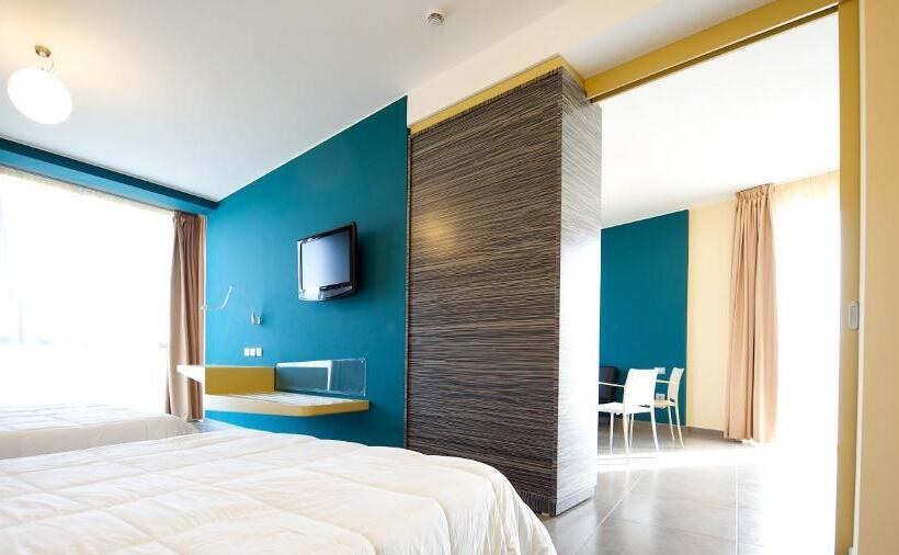 带2个双人床的标准工作室, Ibis Styles Catania Acireale