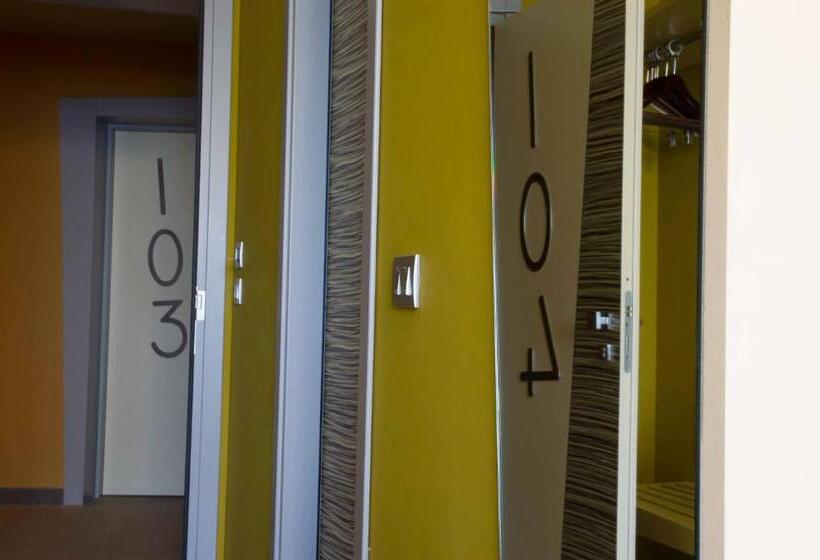 带2个双人床的标准工作室, Ibis Styles Catania Acireale