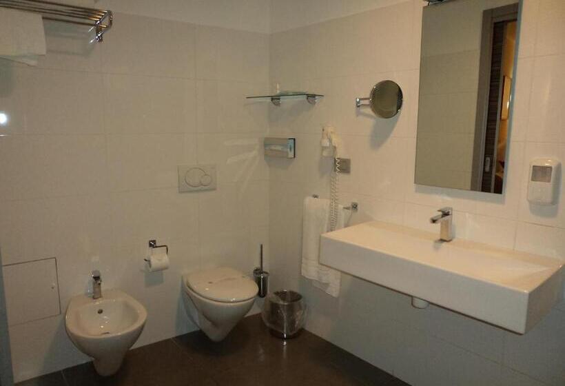 带2个双人床的标准工作室, Ibis Styles Catania Acireale