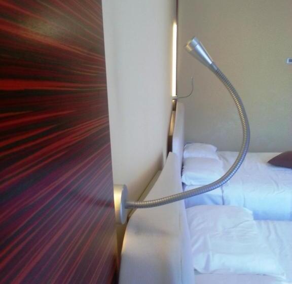 带2个双人床的标准工作室, Ibis Styles Catania Acireale