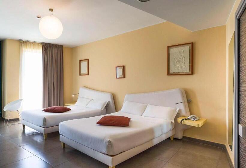 带2个双人床的标准工作室, Ibis Styles Catania Acireale