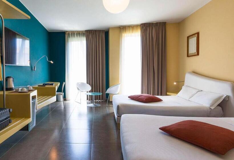 带2个双人床的标准工作室, Ibis Styles Catania Acireale