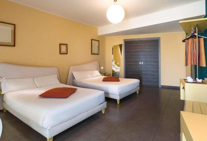 带2个双人床的标准工作室, Ibis Styles Catania Acireale
